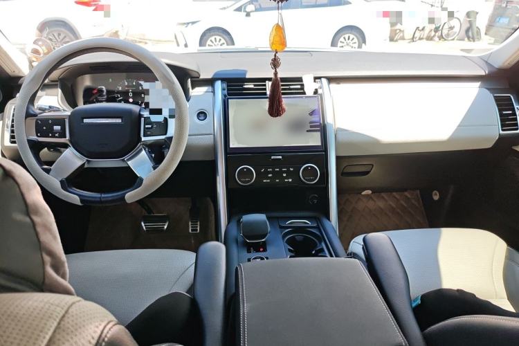Used Land Rover Discovery 2021 360 PS R-Dynamic S Center Console