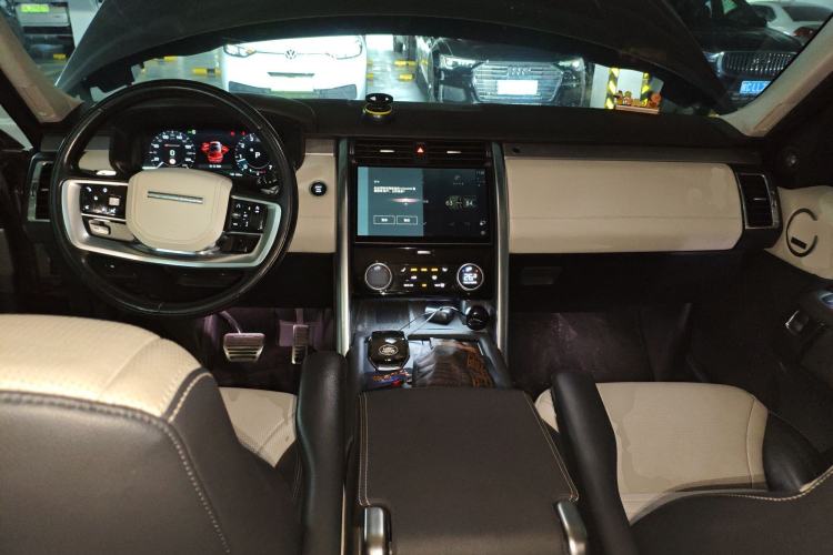Used Land Rover Discovery 2021 360 PS R-Dynamic SE Center Console