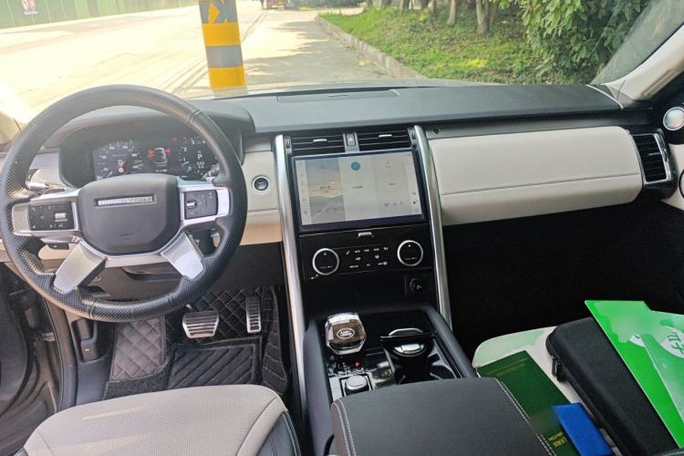 Used Land Rover Discovery 2021 360 PS R-Dynamic SE Center Console