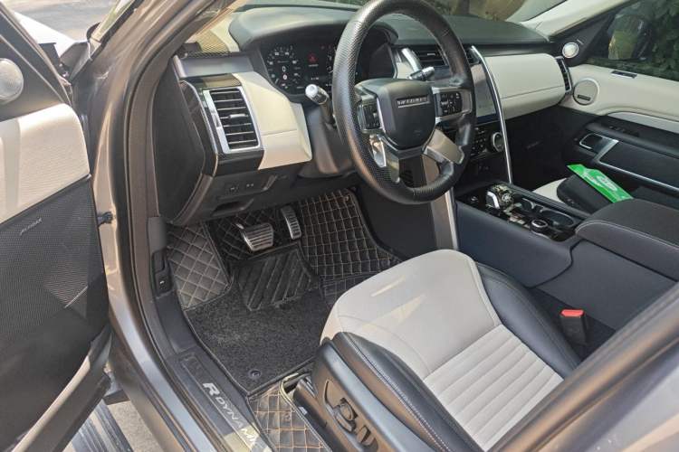 Used Land Rover Discovery 2021 360 PS R-Dynamic SE Driver Seat