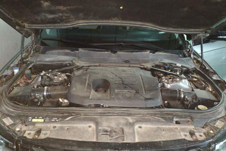 Used Land Rover Discovery 2021 360 PS R-Dynamic SE Engine Bay
