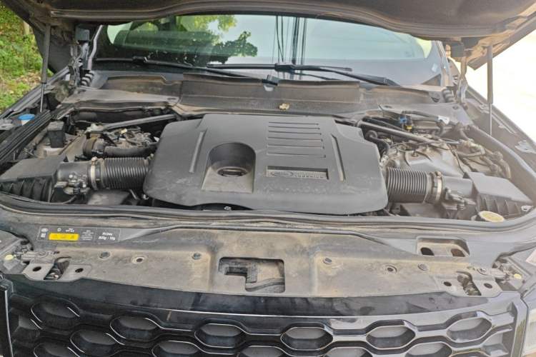 Used Land Rover Discovery 2021 360 PS R-Dynamic SE Engine Bay