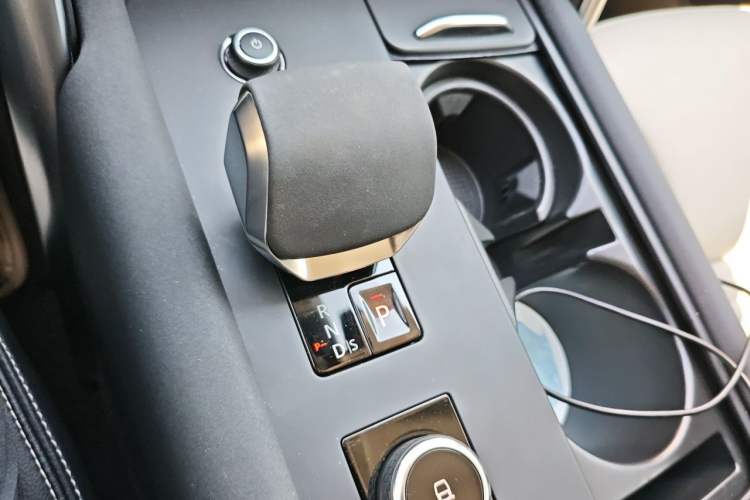 Used Land Rover Discovery 2021 360 PS R-Dynamic S Gear Lever