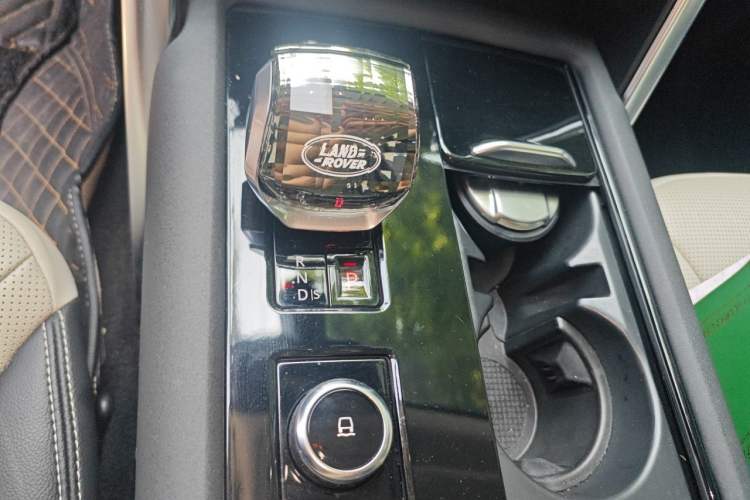 Used Land Rover Discovery 2021 360 PS R-Dynamic SE Gear Lever