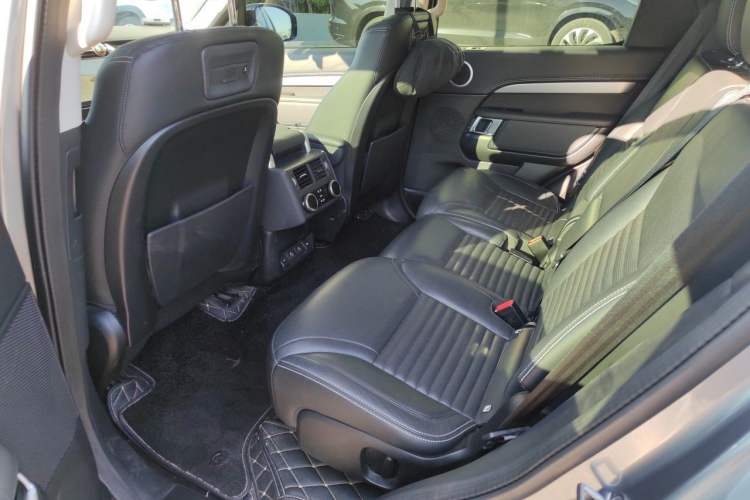 Used Land Rover Discovery 2021 360 PS R-Dynamic S Interior 4