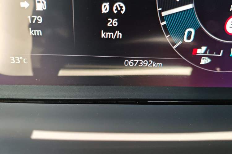 Used Land Rover Discovery 2021 360 PS R-Dynamic S Odometer Close Up