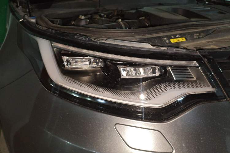 Used Land Rover Discovery 2021 360 PS R-Dynamic SE Right Front Headlight
