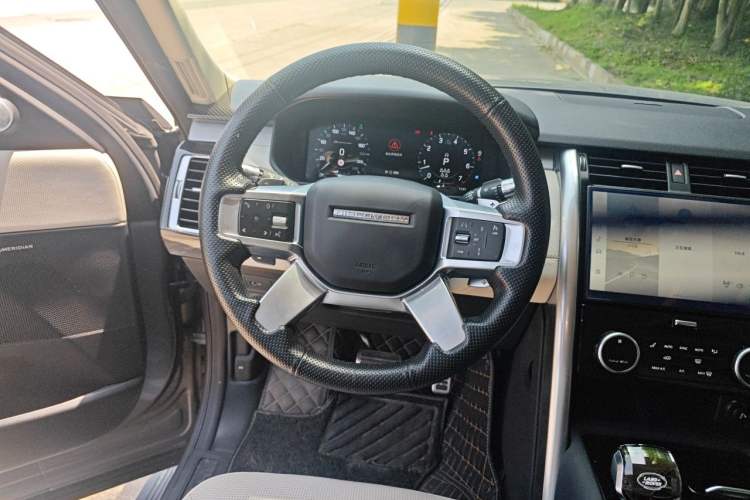 Used Land Rover Discovery 2021 360 PS R-Dynamic SE Steering Wheel