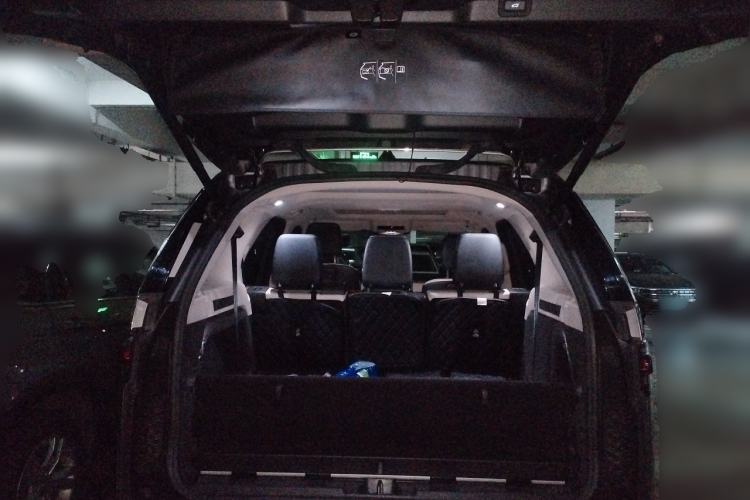 Used Land Rover Discovery 2021 360 PS R-Dynamic S Trunk