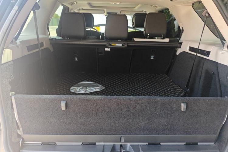 Used Land Rover Discovery 2021 360 PS R-Dynamic SE Trunk