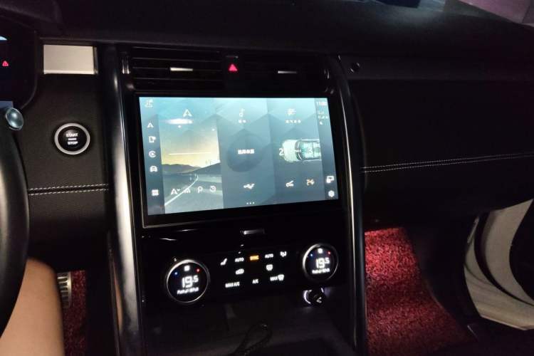 Used Land Rover Discovery 2021 360 PS R-Dynamic SE Audio And AC Panel