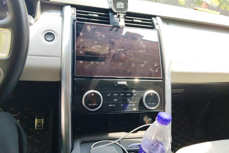 Used Land Rover Discovery 2021 360 PS R-Dynamic SE Audio And AC Panel