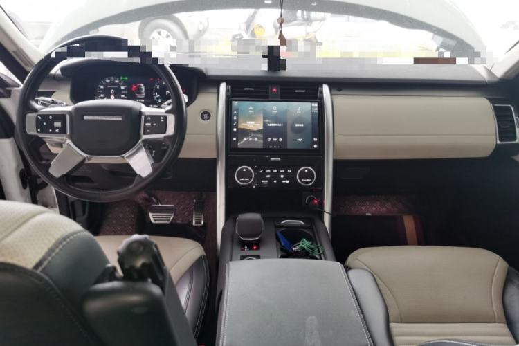 Used Land Rover Discovery 2021 360 PS R-Dynamic SE Center Console