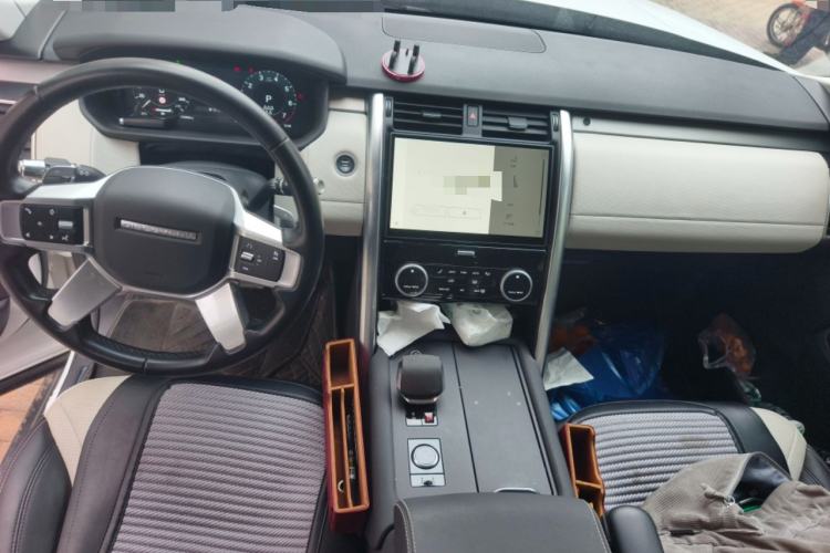 Used Land Rover Discovery 2021 360 PS R-Dynamic SE Center Console