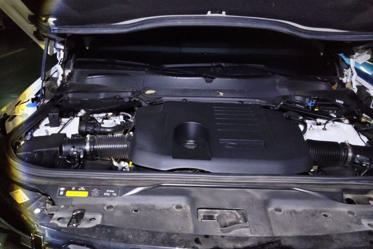 Used Land Rover Discovery 2021 360 PS R-Dynamic SE Engine Bay
