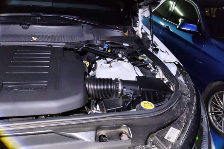 Used Land Rover Discovery 2021 360 PS R-Dynamic SE Engine Bay Left