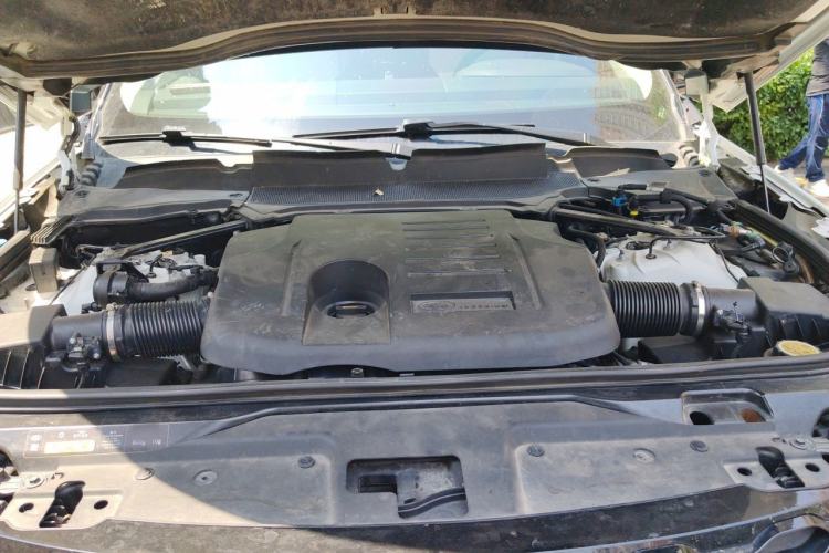 Used Land Rover Discovery 2021 360 PS R-Dynamic SE Engine Bay