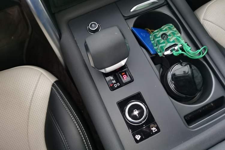 Used Land Rover Discovery 2021 360 PS R-Dynamic SE Gear Lever