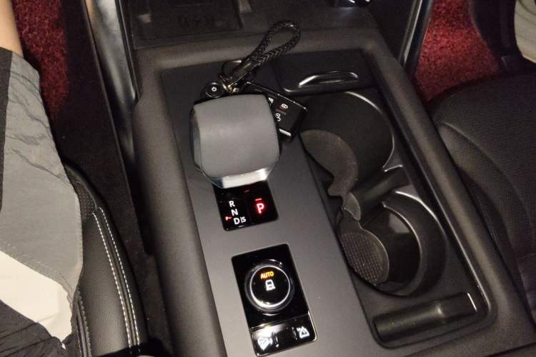 Used Land Rover Discovery 2021 360 PS R-Dynamic SE Gear Lever