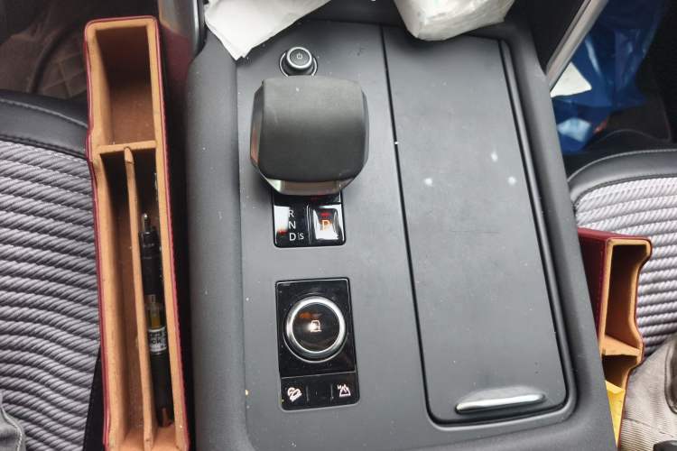 Used Land Rover Discovery 2021 360 PS R-Dynamic SE Gear Lever