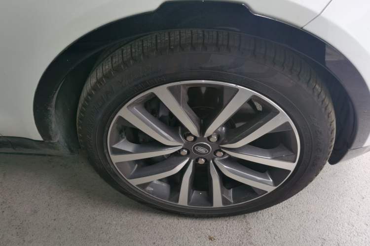 Used Land Rover Discovery 2021 360 PS R-Dynamic SE Right Front Wheel Hub