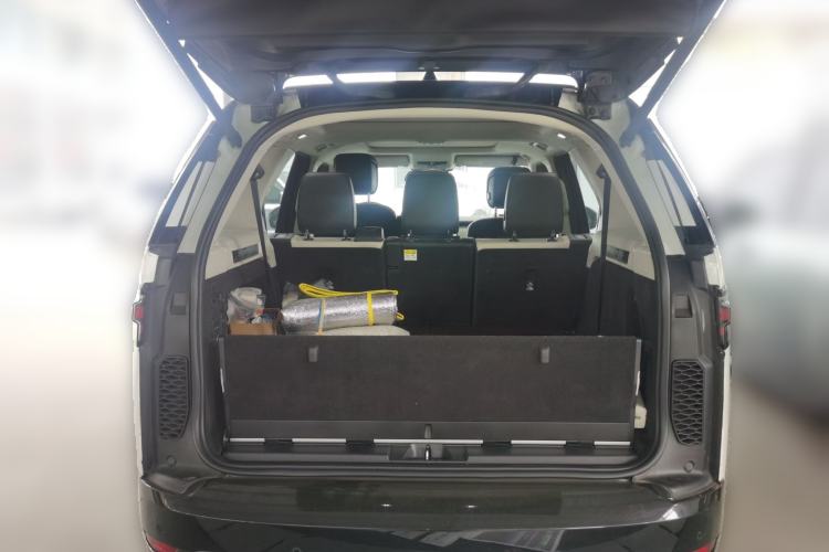 Used Land Rover Discovery 2021 360 PS R-Dynamic SE Trunk