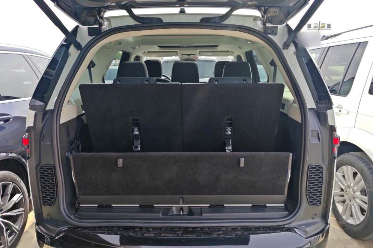 Used Land Rover Discovery 2021 360 PS R-Dynamic S Trunk