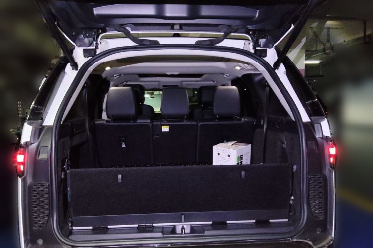 Used Land Rover Discovery 2021 360 PS R-Dynamic SE Trunk