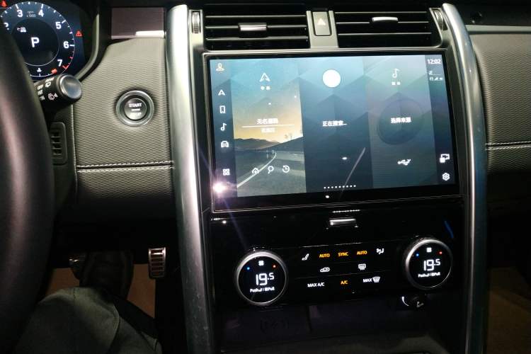 Used Land Rover Discovery 2023 Revised Version 360 PS R-Dynamic S Audio And AC Panel