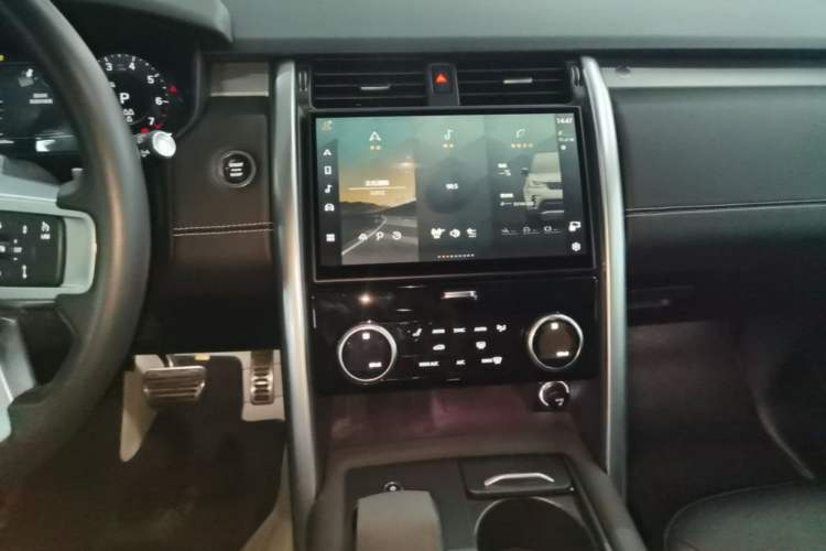 Used Land Rover Discovery 2023 Revised Version 360 PS R-Dynamic S Audio And AC Panel