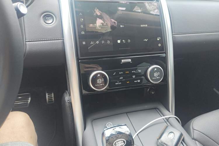 Used Land Rover Discovery 2023 Revised Version 360 PS R-Dynamic S Audio And AC Panel