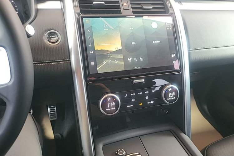 Used Land Rover Discovery 2023 Revised Version 360 PS R-Dynamic S Audio And AC Panel