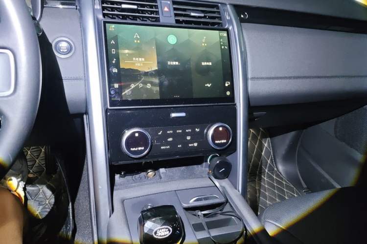Used Land Rover Discovery 2023 360 PS R-Dynamic SE Audio And AC Panel
