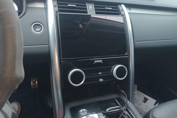 Used Land Rover Discovery 2023 360 PS R-Dynamic S Audio And AC Panel