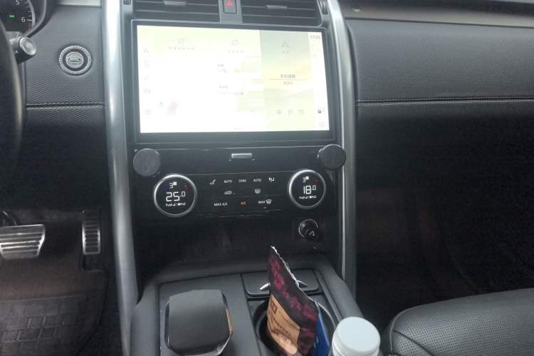 Used Land Rover Discovery 2023 360 PS R-Dynamic S Audio And AC Panel