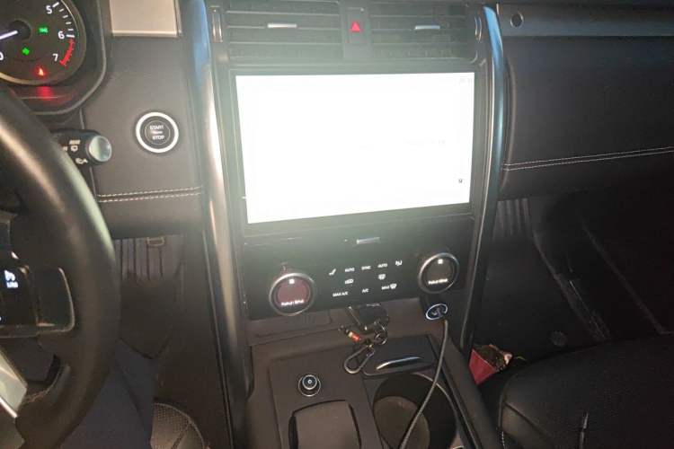 Used Land Rover Discovery 2023 360 PS R-Dynamic SE Audio And AC Panel