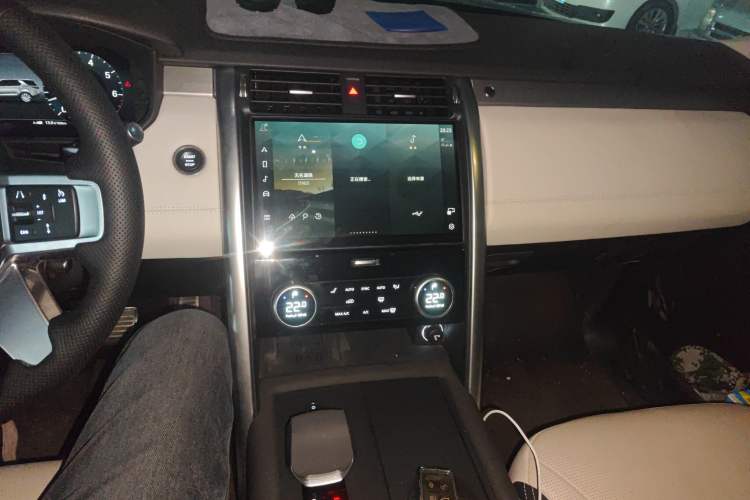 Used Land Rover Discovery 2023 Revised Version 360 PS R-Dynamic S Audio And AC Panel