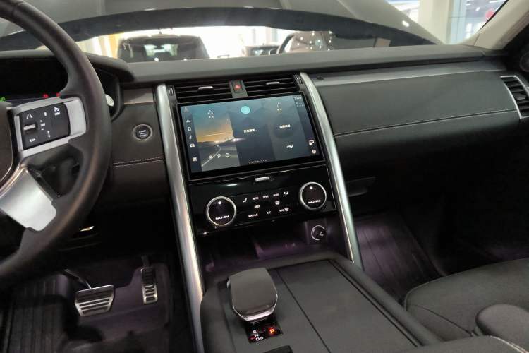 Used Land Rover Discovery 2023 Restyled 360 PS R-Dynamic SE Audio And AC Panel