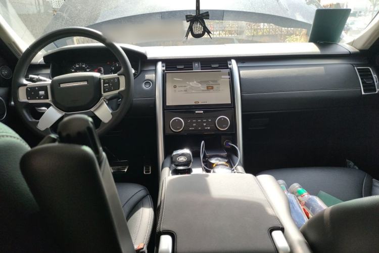 Used Land Rover Discovery 2023 Revised Version 360 PS R-Dynamic S Center Console