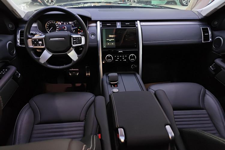 Used Land Rover Discovery 2023 Restyled 360 PS R-Dynamic SE Center Console