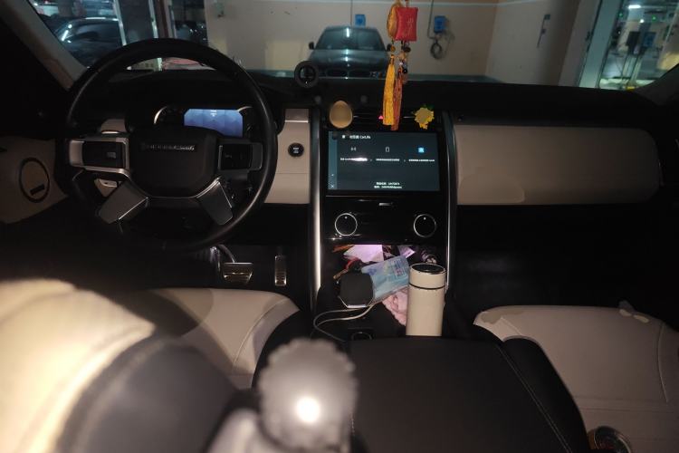 Used Land Rover Discovery 2023 Revised Version 360 PS R-Dynamic S Center Console