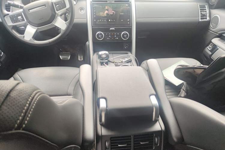 Used Land Rover Discovery 2023 Revised Version 360 PS R-Dynamic S Center Console