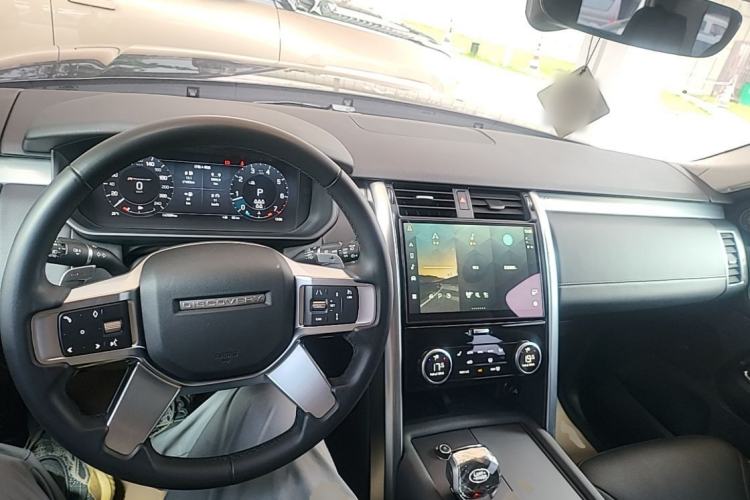 Used Land Rover Discovery 2023 Revised Version 360 PS R-Dynamic S Center Console