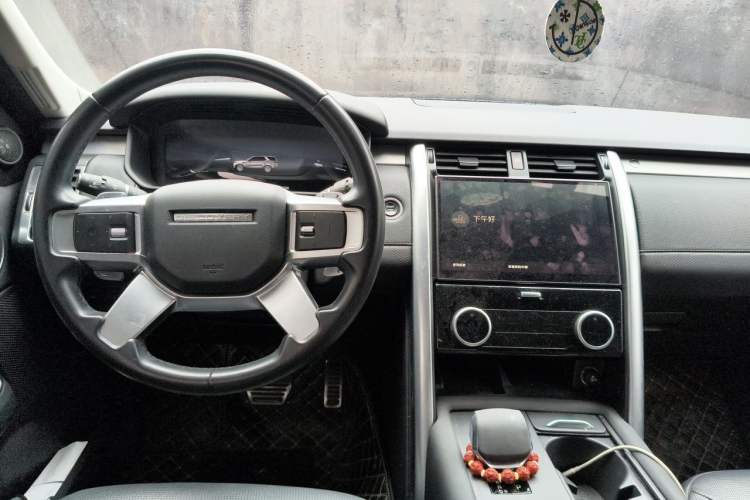 Used Land Rover Discovery 2023 Revised Version 360 PS R-Dynamic S Center Console