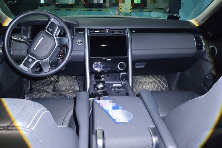Used Land Rover Discovery 2023 360 PS R-Dynamic SE Center Console