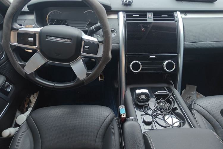 Used Land Rover Discovery 2023 360 PS R-Dynamic S Center Console