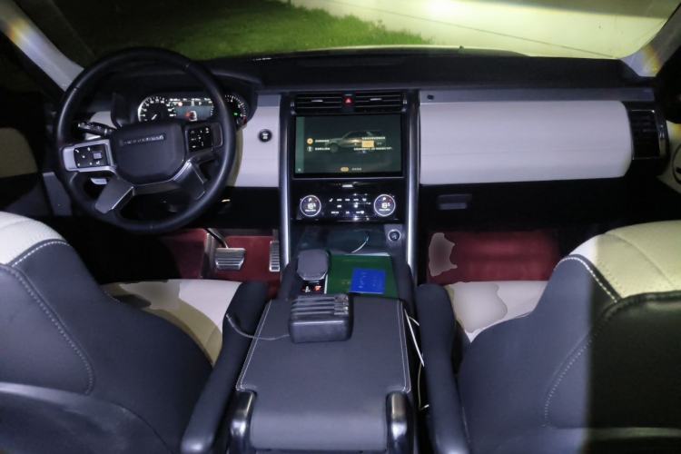 Used Land Rover Discovery 2023 360 PS R-Dynamic S Center Console