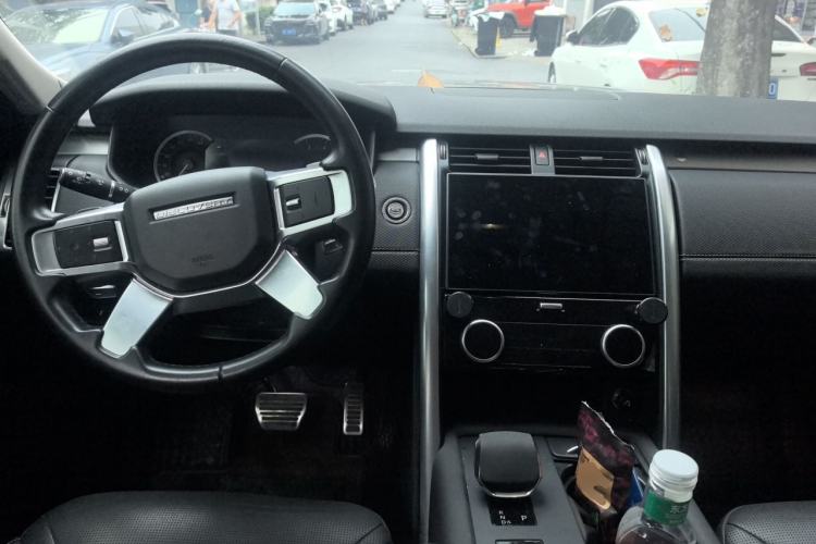 Used Land Rover Discovery 2023 360 PS R-Dynamic S Center Console