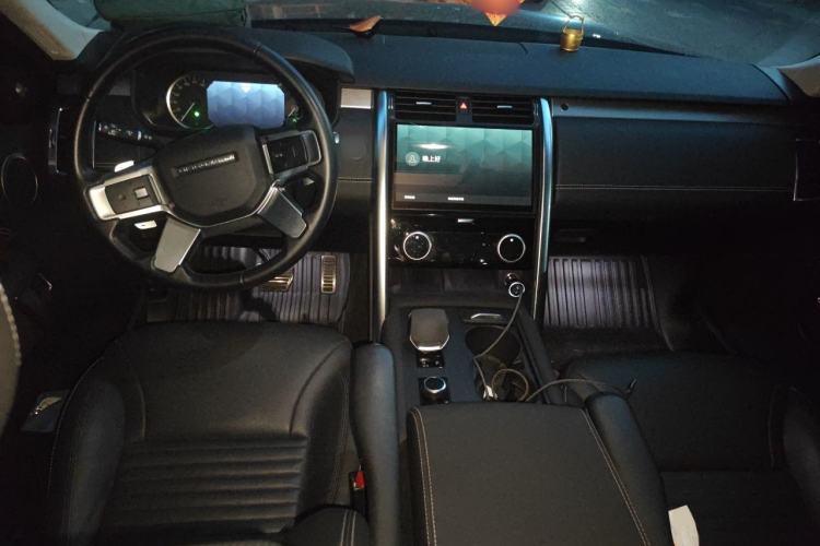 Used Land Rover Discovery 2023 360 PS R-Dynamic SE Center Console