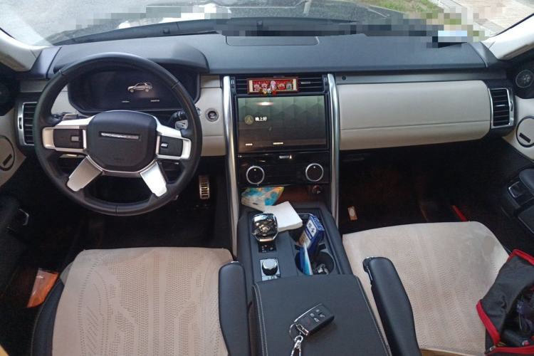 Used Land Rover Discovery 2023 360 PS R-Dynamic S Center Console